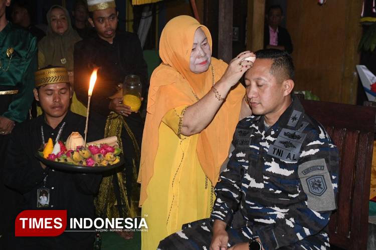 Prosesi adat mengukuhkan Danlanal Banyuwangi sebagai warga kehormatan Suku Bugis Mandar. (FOTO: Penlanal Banyuwangi for TIMES Indonesia)
