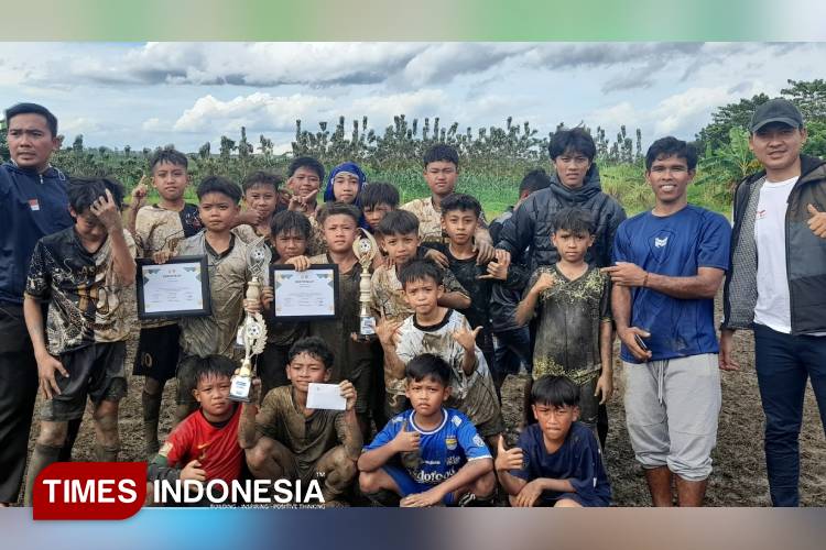 Trofeo U-12 Jatisari di Sindangbarang Cianjur jaring talenta lokal. (FOTO: Dede Abdulatif for TIMES Indonesia)