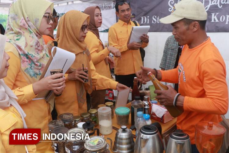 Para pelaku UMKM yang rame dikunjungi wisatawan. (Foto: Abdul Jalil/TIMES Indonesia)
