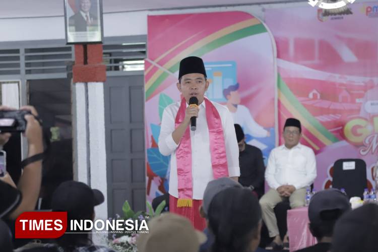 Bupati Jember Muhammad Fawait saat bertemu langsung dengan RT RW dan perangkat desa, BPD, dan kepala desa, di balai desa Jombang. (Foto : M. Abdul Basid / TIMES Indonesia)