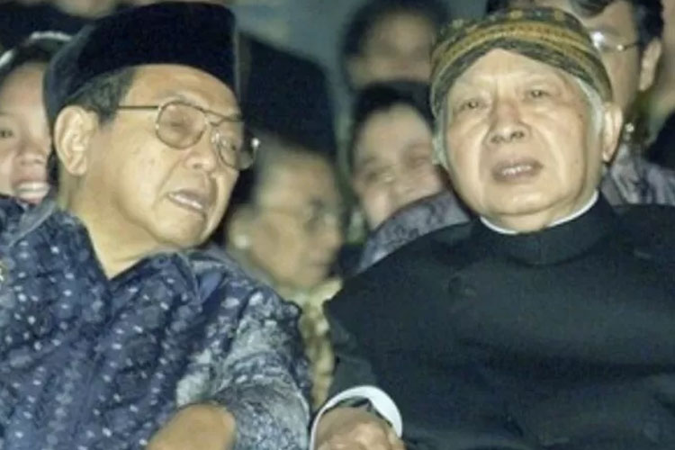 Foto arsip - Presiden RI ke-4 Abdurrahman Wahid bersama Presiden RI ke-2 Soeharto pada sebuah acara Maret 2000.