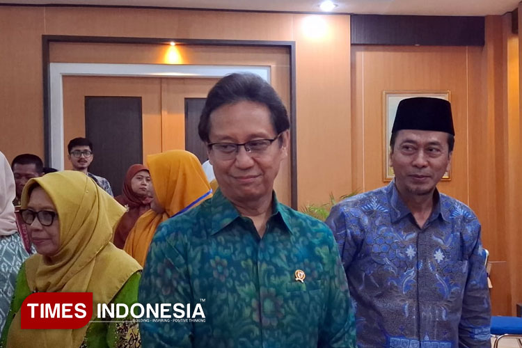 Menteri Kesehatan Budi Gunadi Sadikin saat diwawancarai awak media usai kegiatan di Universitas Muhammadiyah Sidoarjo, (FOTO: Syaiful Bahri/TIMES Indonesia)