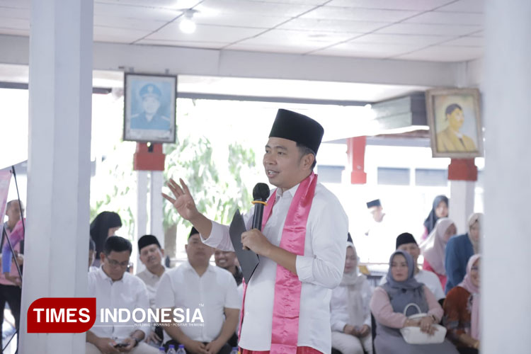 Bupati Jember Muhammad Fawait saat RT/RW, perangkat desa, dan kepala desa dibalai desa Jombang. (Foto: M. Abdul Basid/TIMES Indonesia)