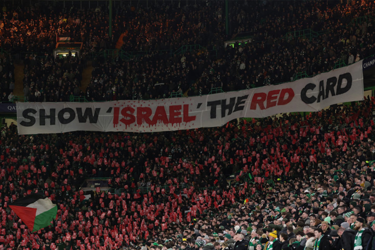 Protes suporter di Eropa untuk mendesak FIFA atau UEFA memberi sanksi larangan berkompetisi untuk Israel. (foto: Graham Dumbar/Assosiated Press)