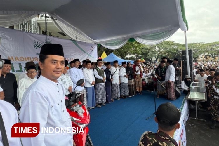 Jalan Sehat Sarungan Santri Fun Walk #6 PCNU Kota Malang, Minggu (09/11/2025).