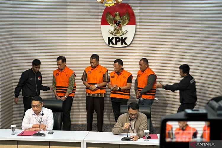 Bupati Ponorogo Sugiri Sancoko tersangka dugaan suap pengurusan jabatan, serta dugaan suap proyek pekerjaan di Rumah Sakit Umum Daerah Dr. Harjono Ponorogo dan tersangka lainnya di saat diumumkan oleh KPK. (foto: ANTARA)