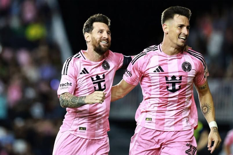 Lionel Messi mencetak dua gol untuk membawa Inter Miami menang 4-0 atas Nashville SC dan membawa timnya lolos ke semifinal MLS Cup.