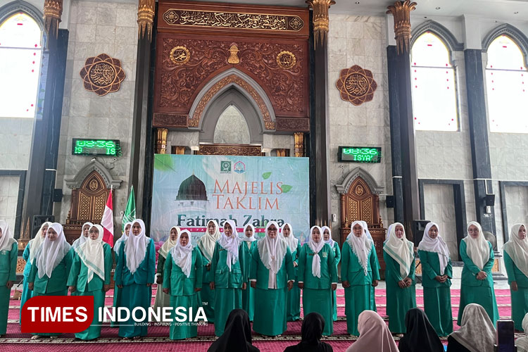 Prosesi pengukuhan 38 kader pendamping Lembaga Konsultasi Pemberdayaan Perempuan dan Perlindungan Anak (LKP3A), PC Fatayat NU Jombang di Masjid Agung Baitul Mu’minin Jombang. (FOTO: Rohmadi/TIMES Indonesia)