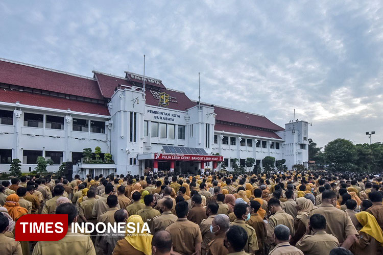 Pegawai Pemkot Surabaya saat melaksanakan apel pagi di Balai Kota. (Foto: Humas Pemkot Surabaya for TIMES Indonesia)