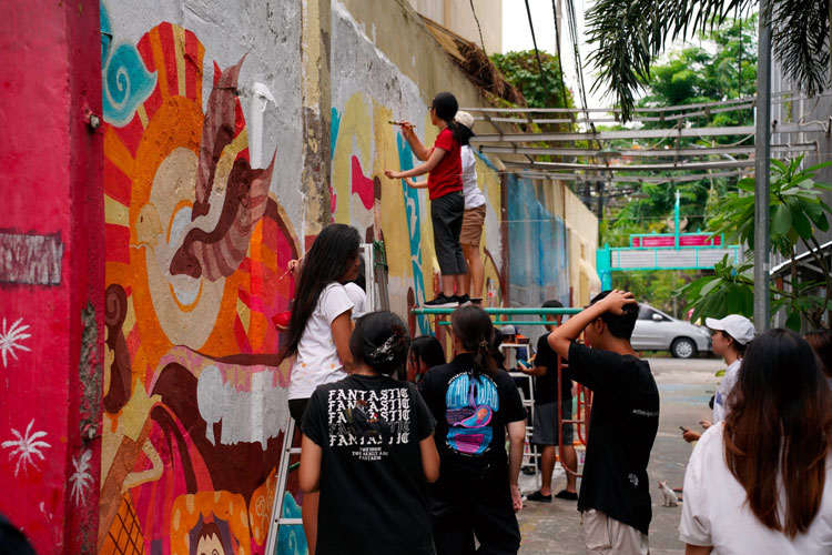 Pembuatan yang menggambarkan identitas kampung hingga ajakan untuk memerangi stunting.  (Foto: Humas UC for TIMES Indonesia)