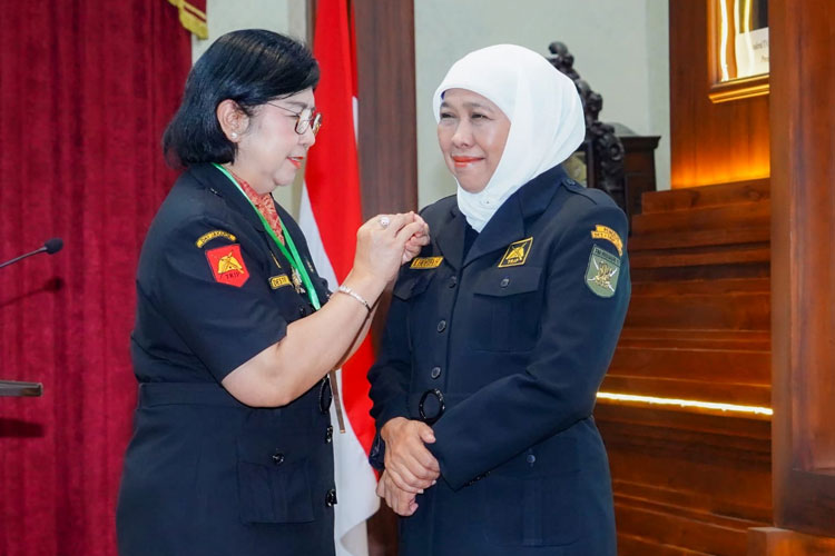 Gubernur Khofifah saat dikukuhkan sebagai Dewan Pembina Mastrip Jatim di Gedung Negara Grahadi, Sabtu (8/11/2025) (FOTO: Humas Pemprov Jatim for TIMES Indonesia)