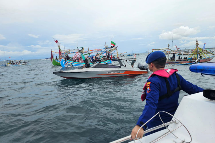 Wujud Dukungan Tradisi Maritim, Satpolairud Polresta Banyuwangi Kawal Larung Sesaji di Selat Bali