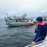 Wujud Dukungan Tradisi Maritim, Satpolairud Polresta Banyuwangi Kawal Larung Sesaji di Selat Bali