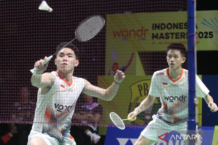Pebulu tangkis ganda putra Indonesia Raymond Indra (kanan) dan Nikolaus Joaquin (kiri). (Foto: ANTARA FOTO/Yudi Manar/nz)