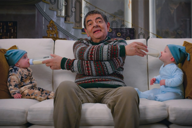 Rowan Atkinson dalam Man vs Baby yang akan tayang Desember 2025 mendatang. FOTO: netflix