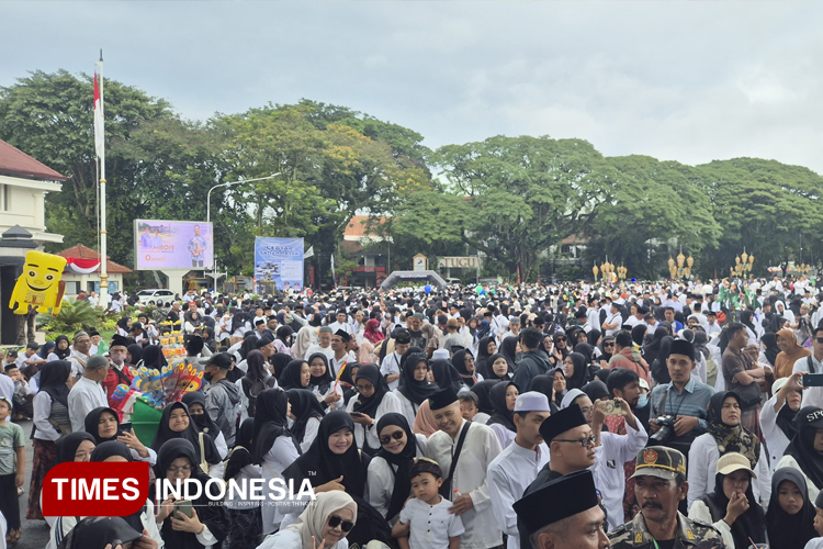 Suasana jalan sehat sarungan Santri Fun Walk #6 PCNU Kota Malang, (09/11/2025).