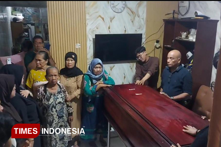 Suasana rumah duka Reno di Jalan Kampung Malang Utara, Surabaya, Sabtu (8/11/2025) malam. (Foto: Hamida Soetadji/TIMES Indonesia)