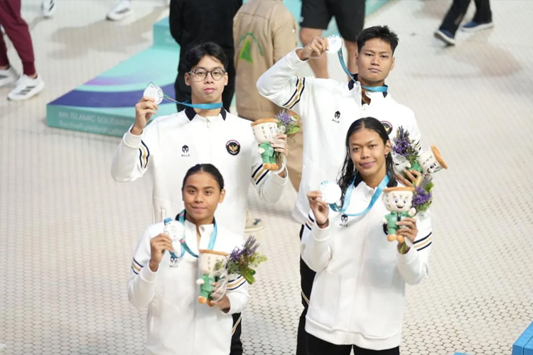Empat atlet tim renang Indonesia meraih medali perak dalam ajang Islamic Solidarity Games (ISG) Riyadh 2025, Minggu (9/11/2025). (Foto: NOC Indonesia/Mochammad Rifgy Priadiansyah/ANTARA)
