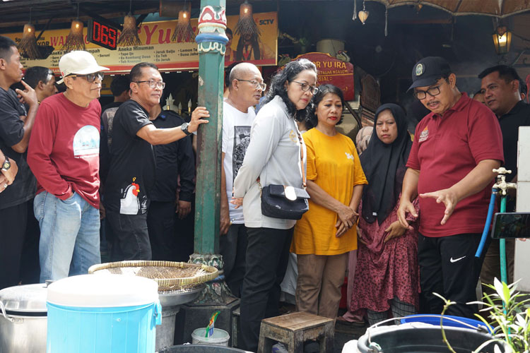 Wali Kota Yogyakarta Hasto Wardoyo sidang ke Pasar Ngasem. (FOTO: Pemkot Jogja)