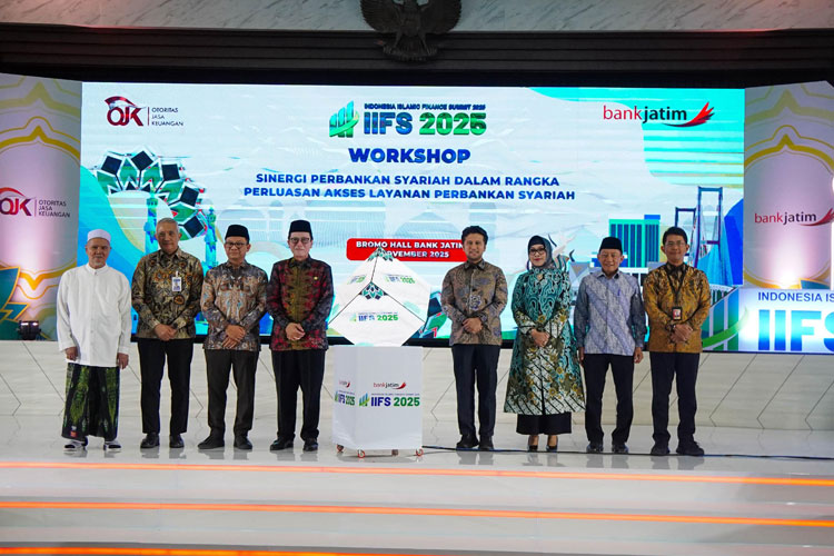 Wagub Emil Dardak, Dirut Bank Jatim Winardi Legowo, bersama Dewan Komisioner OJK dan jajaran pejabat eksekutif saat Workshop IIFS 2025 di Kantor Pusat Bank Jatim pada 4 November 2025. (FOTO: Humas Bank Jatim for TIMES Indonesia)