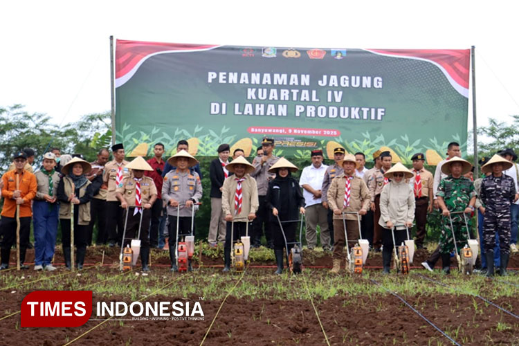 Foto bersama sebelum dilakukan penanaman benih jagung di laham seluas 50 Hektar di Banyuwangi (Foto: Polresta Banyuwangi for TIMES Indonesia)
