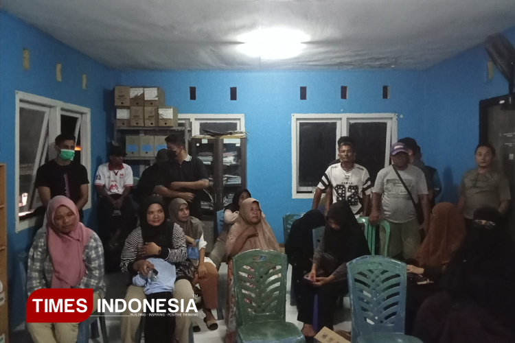 67 Kepala keluarga dan pihak developer menuntut atas sikap Pemkot Ternate, terkait penghentian proyek pembangunan rumah di Ngade.(foto: Haerun/TIMES Indonesia)