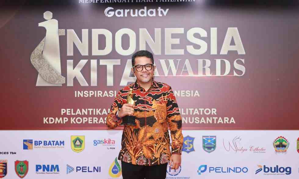 Bupati Probolinggo dr Muhammad Haris menerima awarding Indonesia Kita Award 2025 di Jakarta. (Foto: Humas Pemkab Probolinggofor TI)