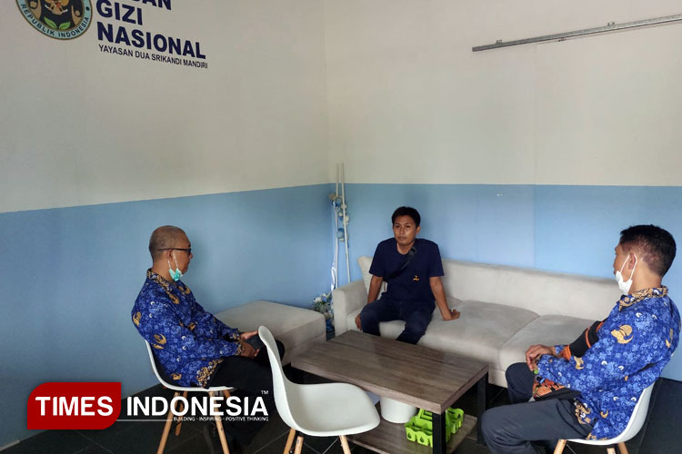 Audit dari petugas Dinkes Banyuwangi di Dapur MBG ID : MKEDGFJ1, dibawah naungan Yayasan Dua Srikandi Mandiri, di Perumahan  (PGMP) Desa Dadapan, Kecamatan Kabat, Banyuwangi. (Foto : Anggara Cahya/TIMES Indonesia)