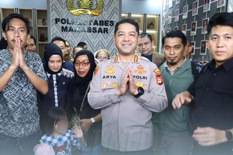 Bilqis (diburamkan) bersama orang tua dan aparat Polri usai ditemukan. (FOTO: Dok Mabes Polri)