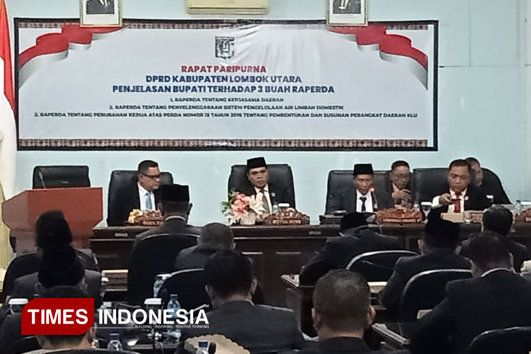 Wakil Ketua II DPRD KLU, Hakamah pimpin sidang rapat paripurna..(Foto: Sekretariat DPRD KLU untuk TIMES Indonesia)
