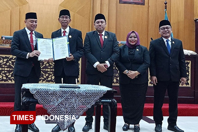 Foto bersama usai penandatanganan nota kesepakatan penetapan APBD Surabaya 2026 dalam Rapat Paripurna digedung DPRD setempat. (Foto: Siti Nur Faizah/TIMES Indonesia)
