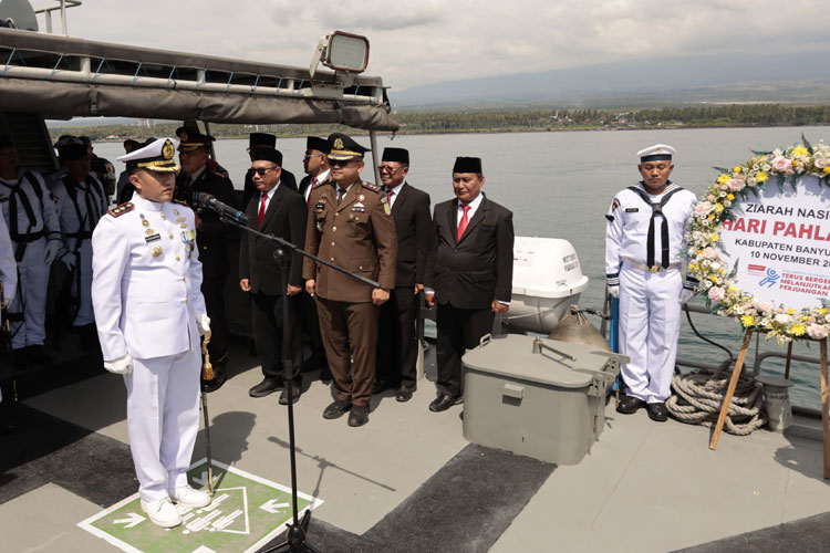 Danlanal Banyuwangi Letkol Laut (P) Muhamad Puji Santoso saat menjadi Inspektur Upacara. (Foto: Humas Pemkab for TIMES Indonesia)