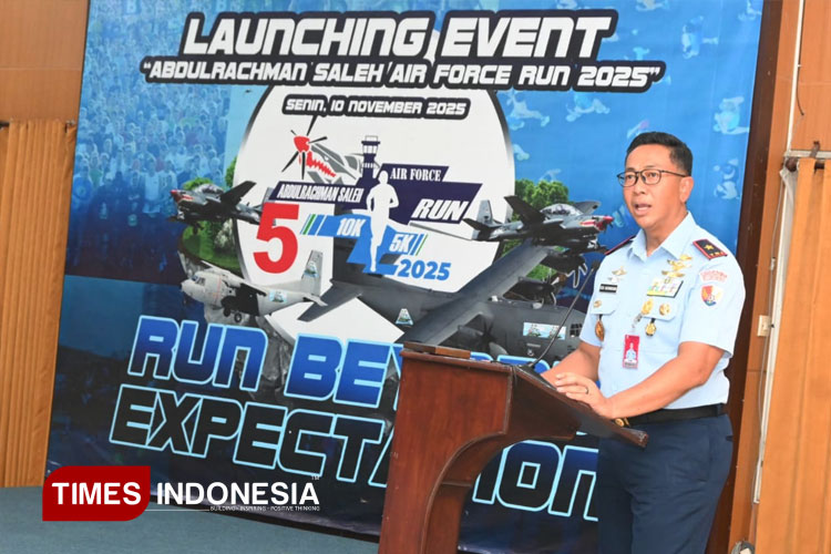 Danlanud Abdulrahman Saleh, Marsma TNI Reza R. R. Sastranegara memeberikan sambutan pada launching event Abdul Rahman Saleh Air Force Run 2025, 10/11/2025. (FOTO: Adhitya Hendra/TIMES indonesia)