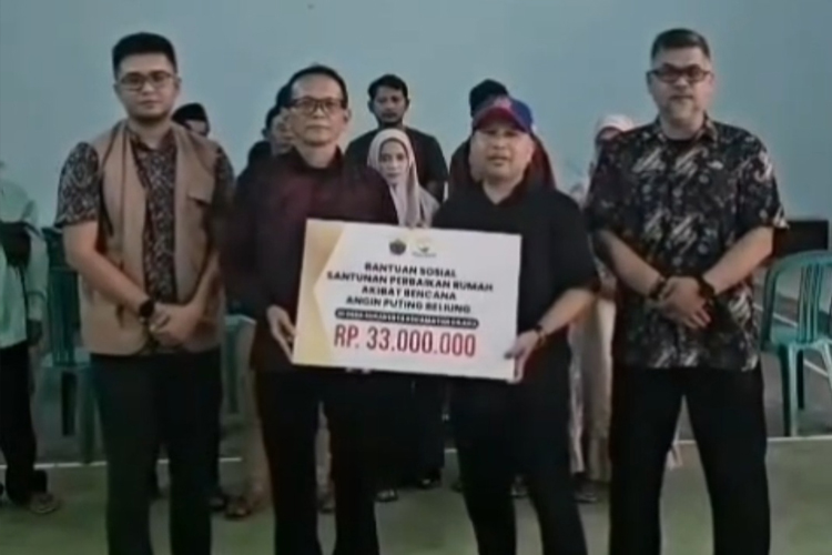 Korban Angin Puting Beliung di Cianjur Terima Santunan Perbaikan Rumah