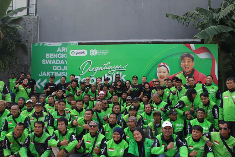 Ribuan driver dan mitra Gojek di seluruh Indonesia mengadakan upacara bendera bersama jajaran manajemen PT Goto Gojek Tokopedia Tbk, Kemang Timur, Jakarta, 17 Agustus 2025. (Foto: Gojek)