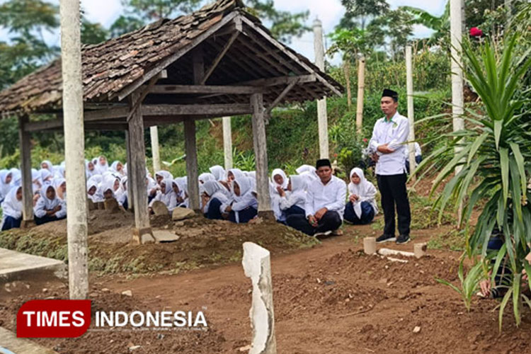 Hari-Pahlawan-Nasional-di-Pondok-Pesantren-Mahad-Wustho-Roudlotul-Ulum-Mranggen-a.jpg