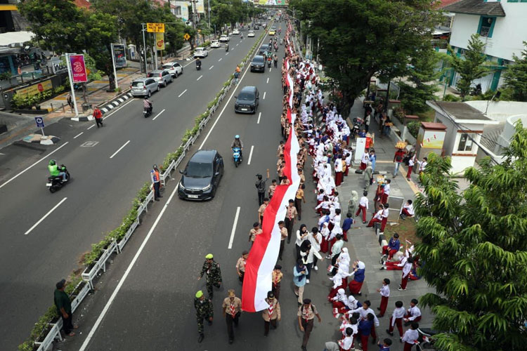 Peringati Hari Pahlawan, 10 Ribu Pelajar Semarang Bentangkan Merah Putih 1.945 Meter