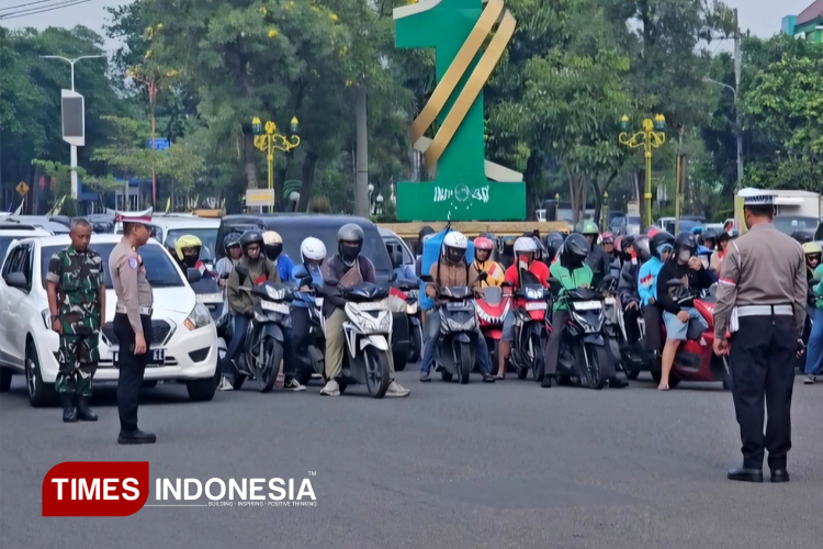 Peringatan Hari Pahlawan, ratusan pengendara jalan di kawasan Bundaran Taman Pinang Indah Kabupaten Sidoarjo ikut mengheningkan cipta. (foto: Syaiful Bahri/TIMES Indonesia)
