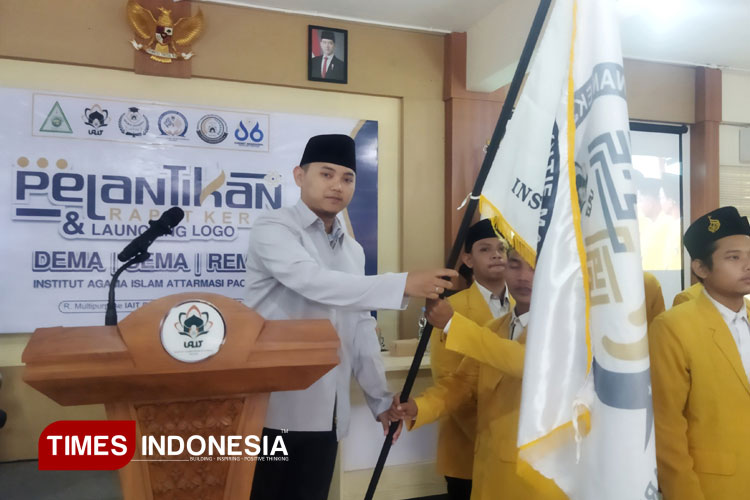 Pelantikan Dema dan Sema oleh Warek III IAIT Pacitan, M Farhi Asna ditandai dengan penyerahan panji. (FOTO: Yusuf Arifai/TIMES Indonesia)