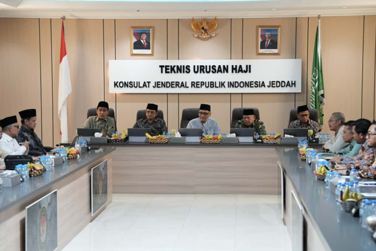 Rapat koordinasi di Kantor Urusan Haji Jeddah, yang dihadiri Menteri Haji dan Umrah RI Mochamad Irfan Yusuf, jajaran KBRI Riyadh, KJRI Jeddah, serta sejumlah mitra strategis termasuk maskapai Garuda Indonesia.