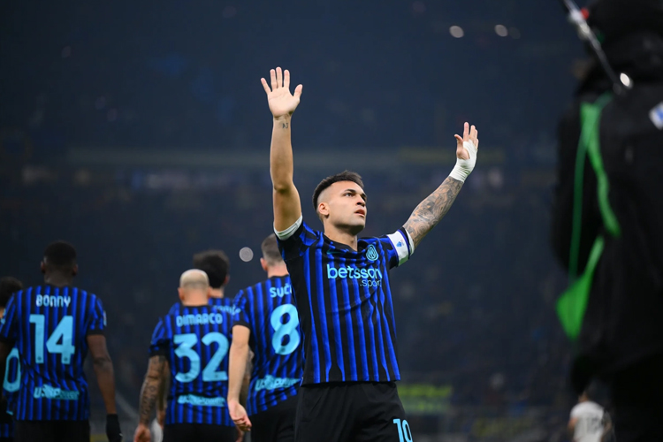 Striker Inter Milan Lautaro Martinez merayakan golnya ke gawang Lazio saat laga Serie A di Stadion San Siro, Minggu (9/11/2025). Dalam pertandingan ini, Inter Milan menang 2-0. (foto: Inter Milan)