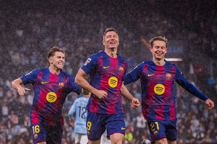 Robert Lewandowski menjadi bintang kemenangan lewat hat-trick brilian yang memperkecil selisih poin Blaugrana menjadi hanya tiga angka dari sang rival, Real Madrid. (foto: Barcelona)