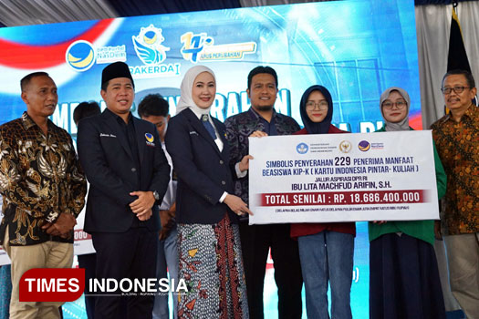 Ketua DPD Partai NasDem Jawa Timur, Lita Machfud Arifin menyerahkan secara simbolis Beasiswa Sekolah kepada perwakilan siswa didampingi Ketua NasDem Sidoarjo, Muh Zakaria Dimas Pratama. (Foto: Rudi Mulya/TIMES Indonesia)