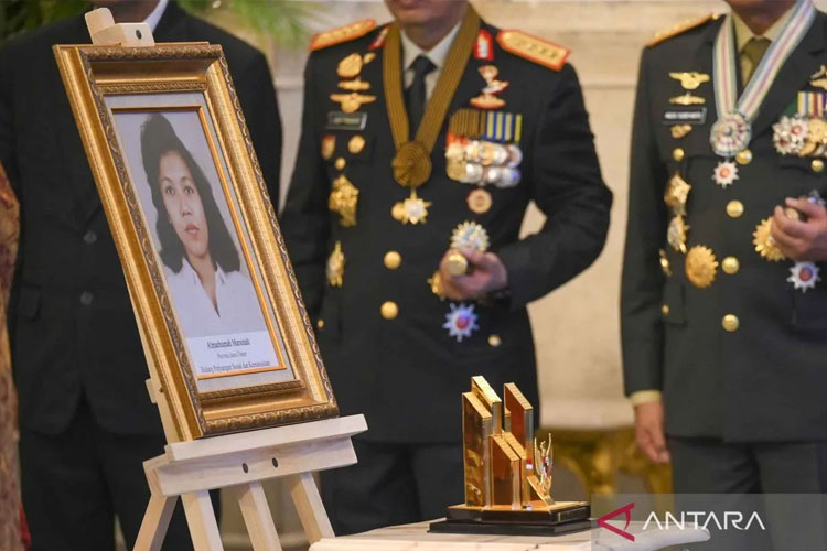 Foto Marsinah dipajang saat penganugerahan gelar pahlawan nasional di Istana Negara, Jakarta, Senin (10/11/2025). (ANTARA FOTO/Hafidz Mubarak A/nym.)
