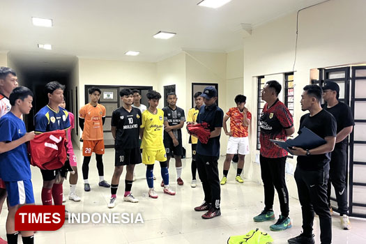 Pelatih Persemag Magetan, Windu Wibowo dan jajaran saat memimpin seleksi pemain. (Foto: Aditya Candra/TIMES Indonesia)