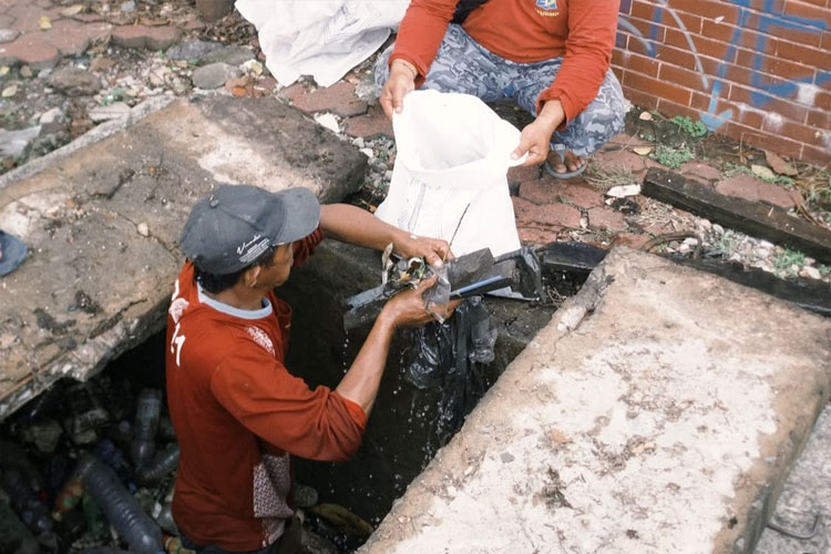 Buang Sampah Kasur dan Sofa di Sungai Surabaya Bisa Denda Rp50 Juta atau Masuk Bui