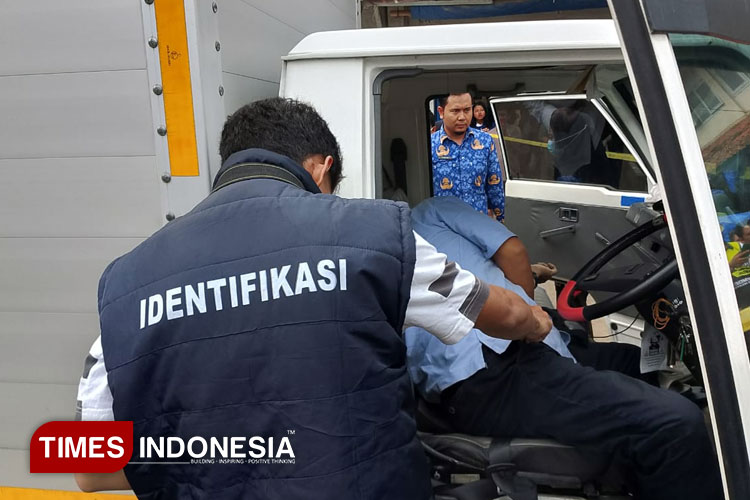 Petugas melakukan olah TKP penemuan mayat di dalam mobil box di pasar Maja, Kabupaten Majalengka. (FOTO: Jaja Sumarja/TIMES Indonesia)
