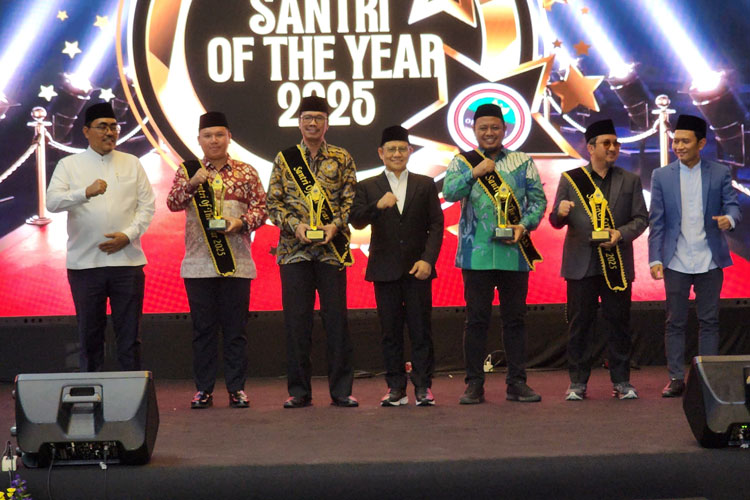 Pendiri Pondok Pesantren atau Ponpes Nurul Jadid, KH. Zaini Mun’im, Desa Karanganyar, Kecamatan Paiton, Kabupaten Probolinggo, Jatim, menerima penghargaan sebagai tokoh teladan kategori Santri Mengabdi Sepanjang Hayat. (Foto: Istimewa)