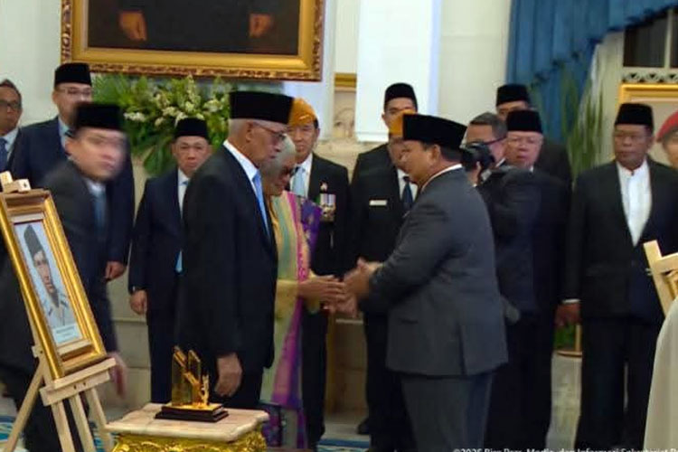 Presiden RI  Prabowo Subianto saat menganugerahkan Pahlawan Nasional kepada Sultan ke-37 Tidore, Zainal Abidin Syah, dan bersalaman dengan keluarga Sultan di Istana Kepresidenan, Senin (10/11/2025). (Foto: Firdaus I Tom for TIMES Indonesia)