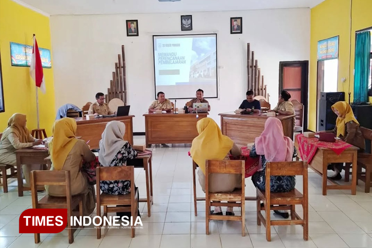 Rapat SDN Ponggok Pacitan yang melibatkan komite sekolah. (FOTO: Didik for TIMES Indonesia)
